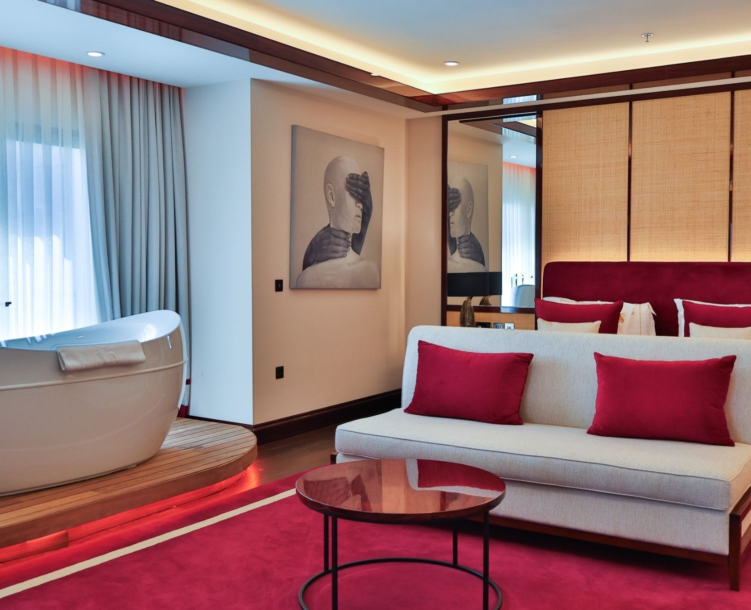 Kendinizi özel hissetmek istiyorsanız, hayallerinizdeki lüksün 5 yıldızlı hizmetle birleştiği bu muhteşem oda kaçınılmaz... Hepsi otel binasındadır , french bed ve jakuzilidir. Bir yatak odası ve içinde oturma köşesi bulunan büyük salondan oluşmaktadır.